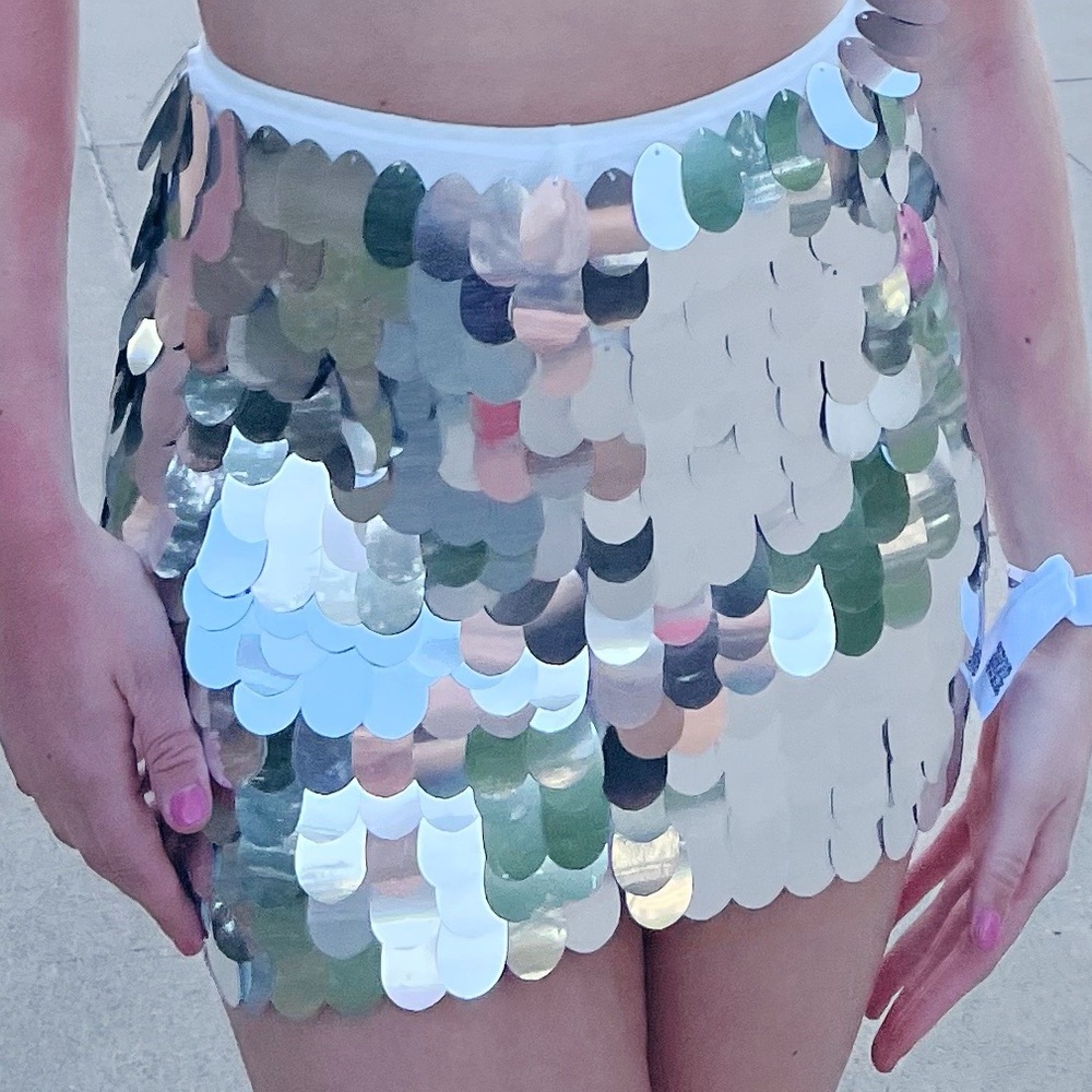 Silver Sequin Mini Skirt Size Medium - Picture 8 of 10